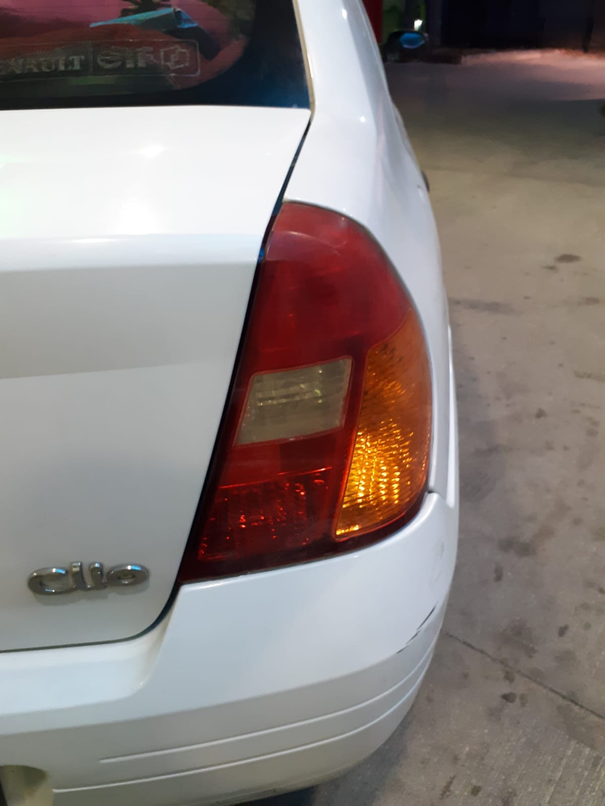 2000 model clio sağ stop 2000 model clio sağ stop