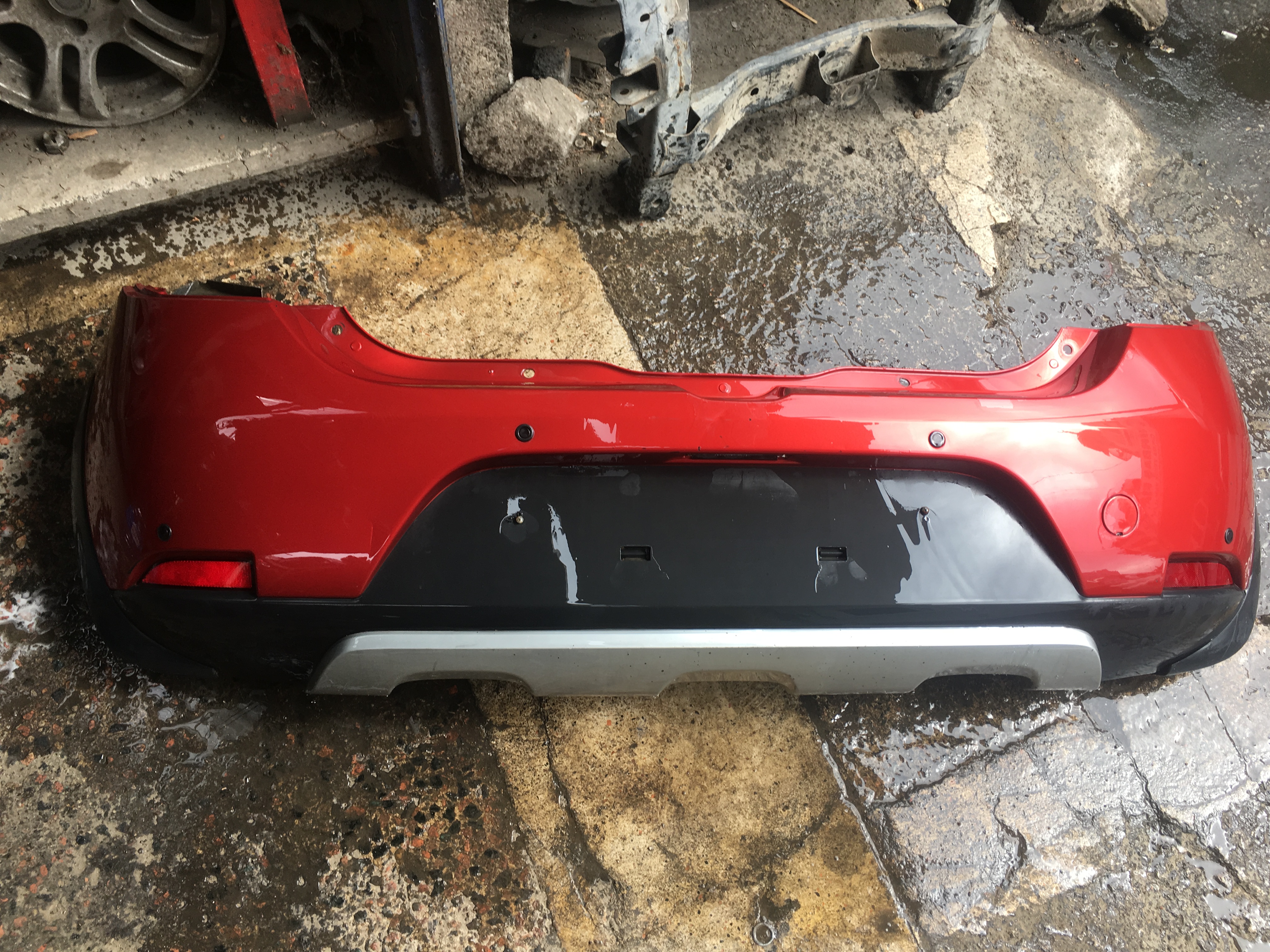 Dacıa sandero stepway çıkma arka tampon komple Dacıa sandero stepway çıkma arka tampon komple