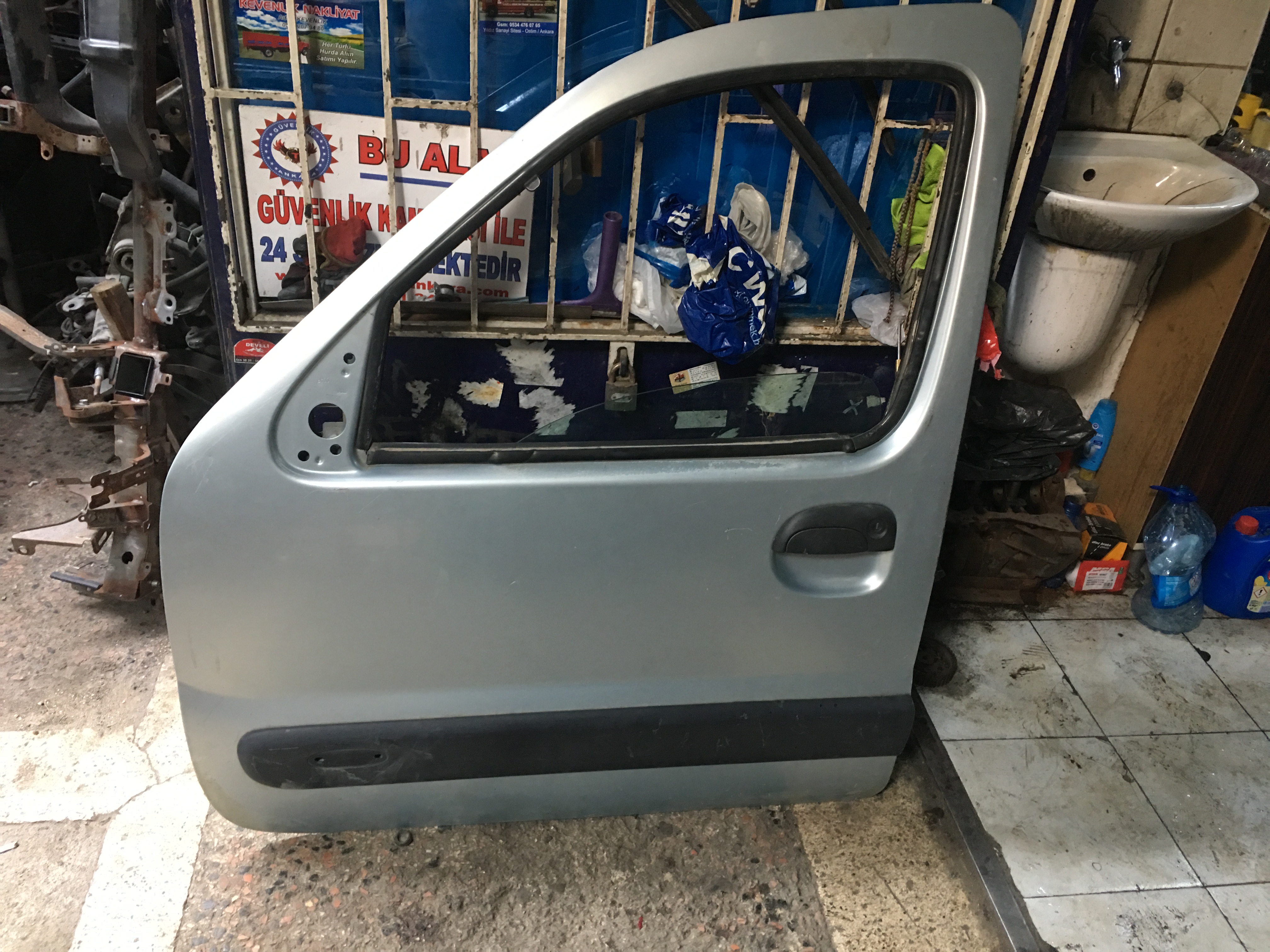 Renault kangoo çıkma hatasız sol ön kapı Renault kangoo çıkma hatasız sol ön kapı
