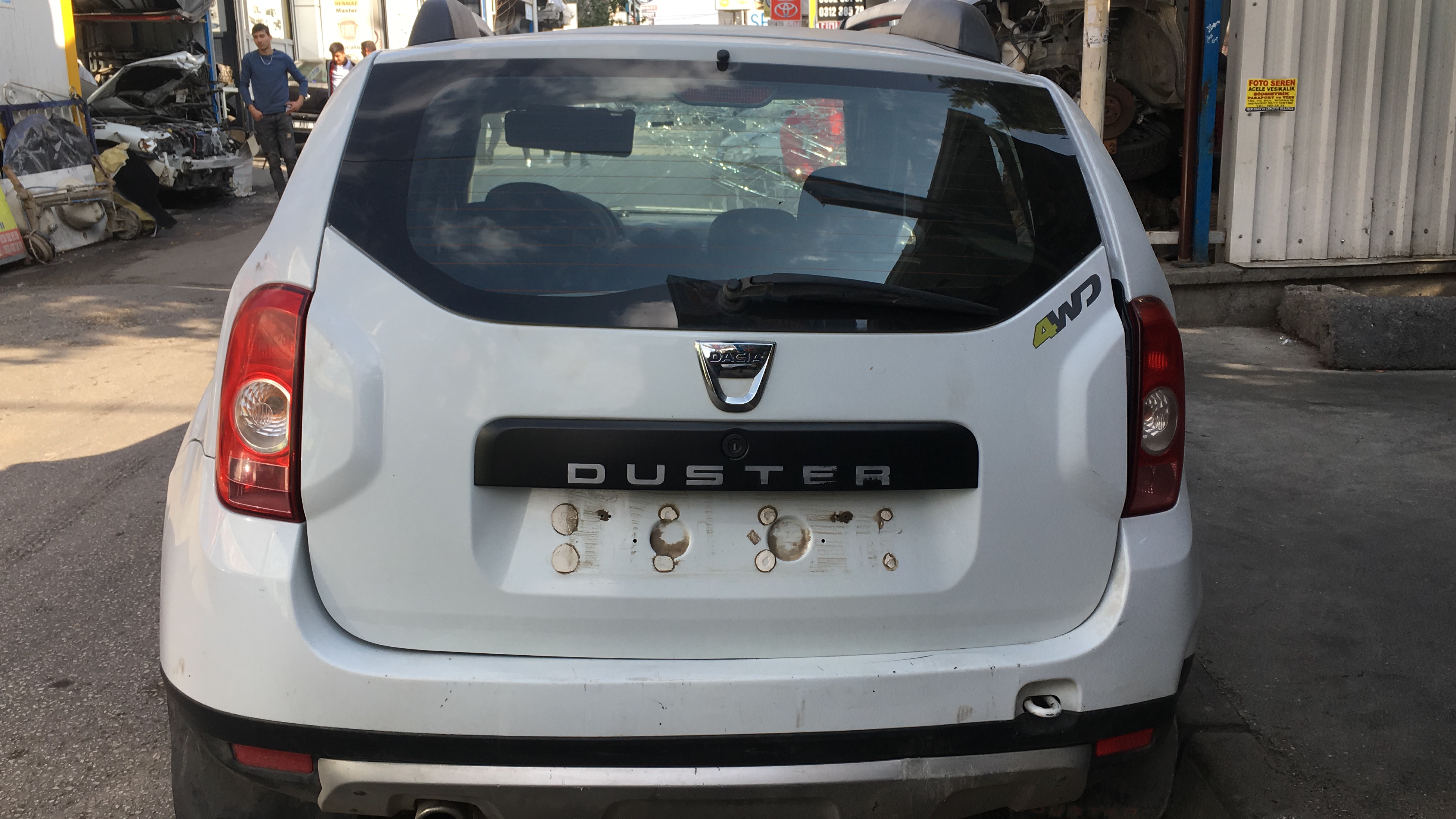 Dacıa duster çıkma hatasız bagaj kapağı Dacıa duster çıkma hatasız bagaj kapağı