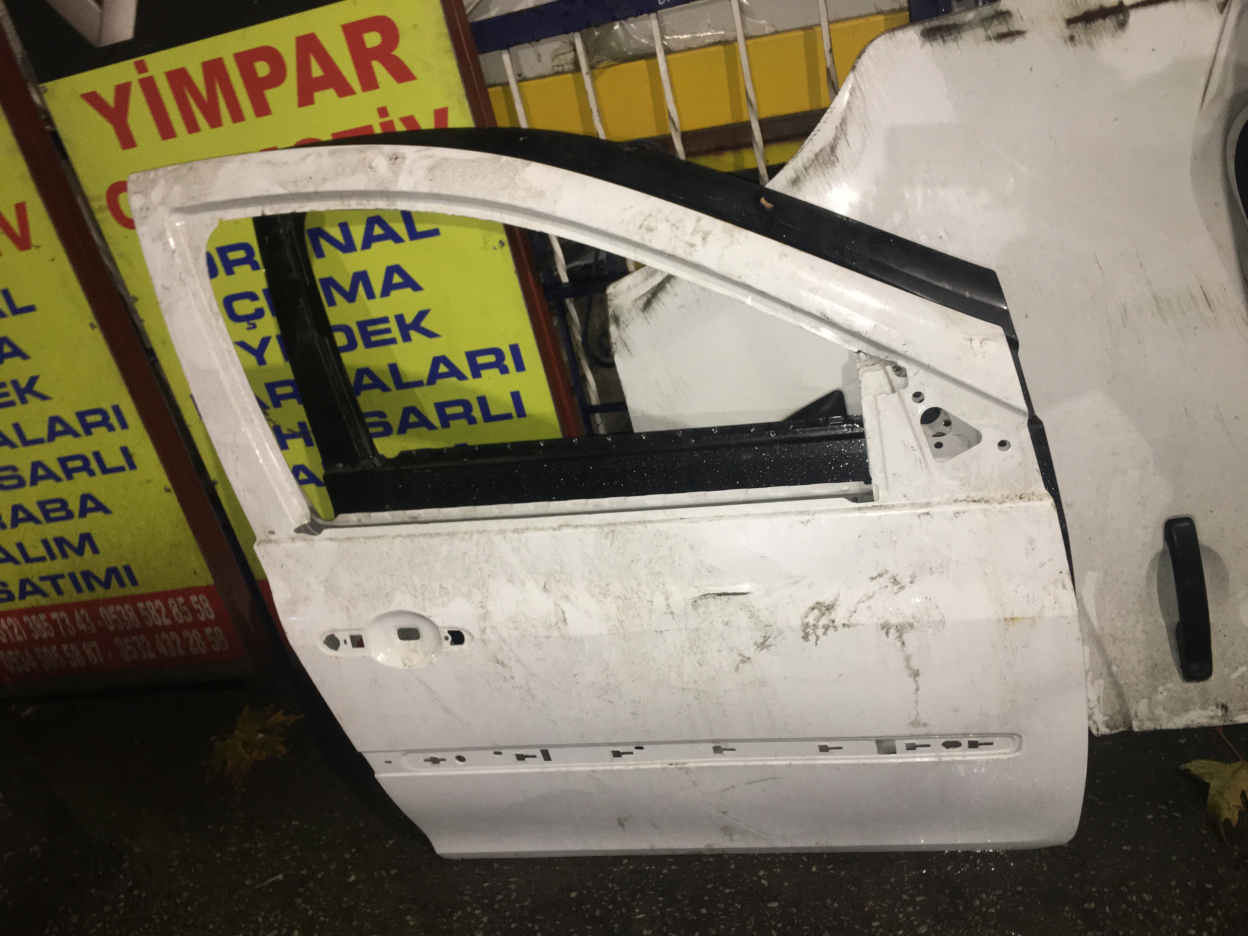 Renault clio 3 çıkma sökme sağ ön kapı Renault clio 3 çıkma sökme sağ ön kapı
