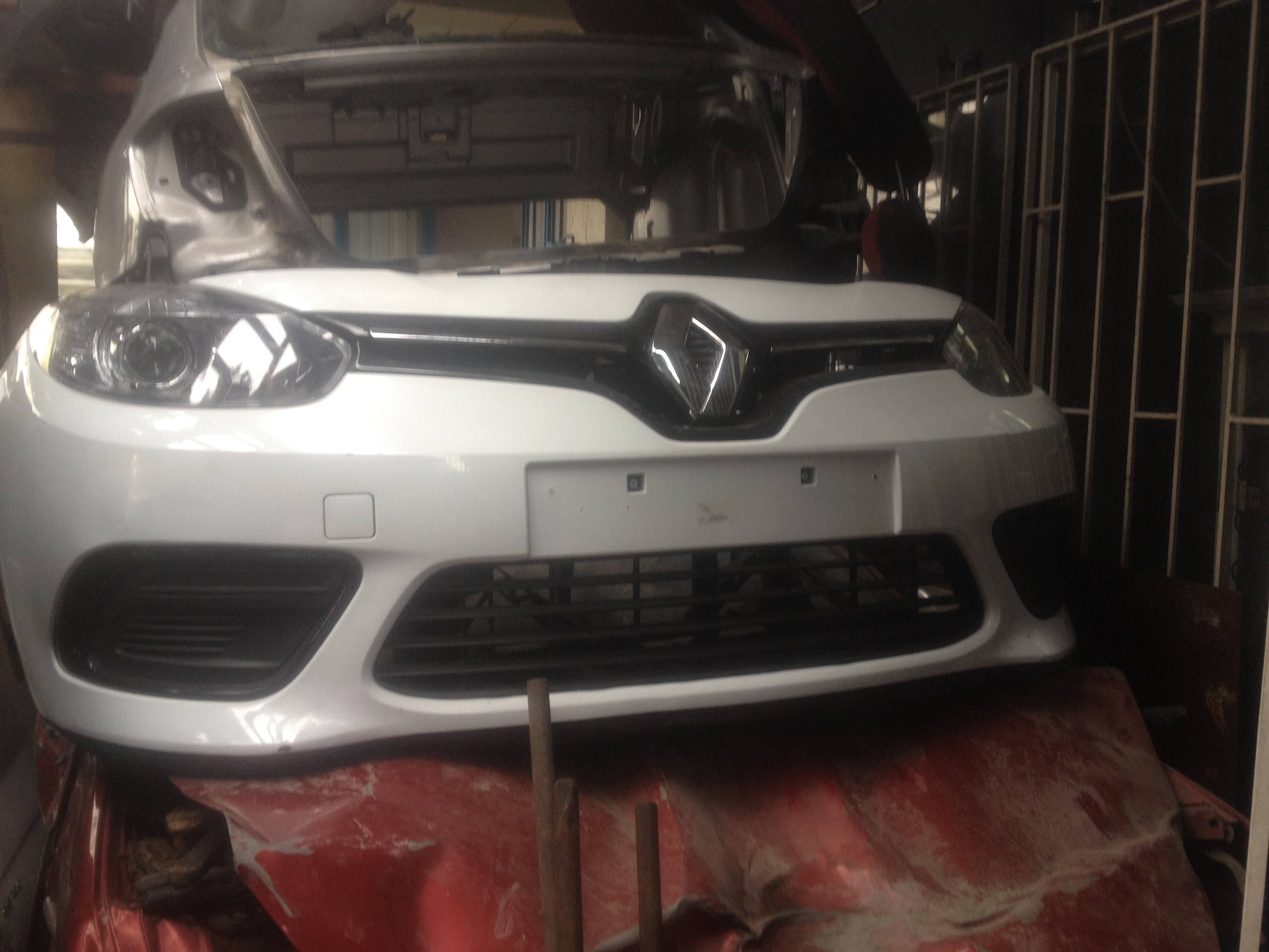 Renault fluence çıkma sökme ön tampon Renault fluence çıkma sökme ön tampon