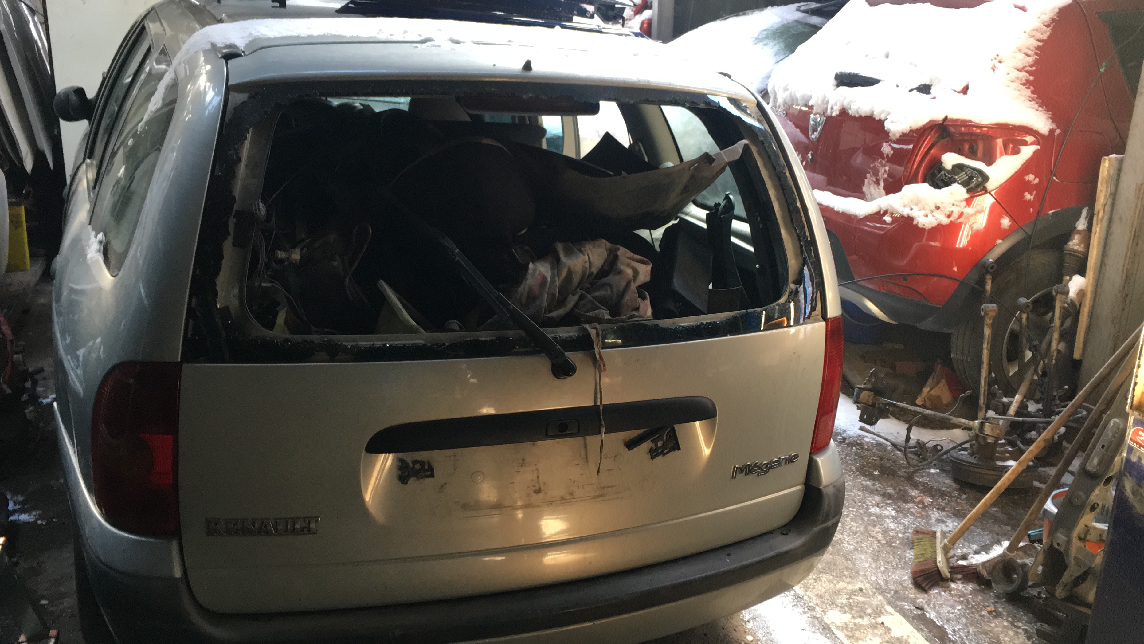 Renault megane 1 çıkma sökme bagaj kapağı Renault megane 1 çıkma sökme bagaj kapağı