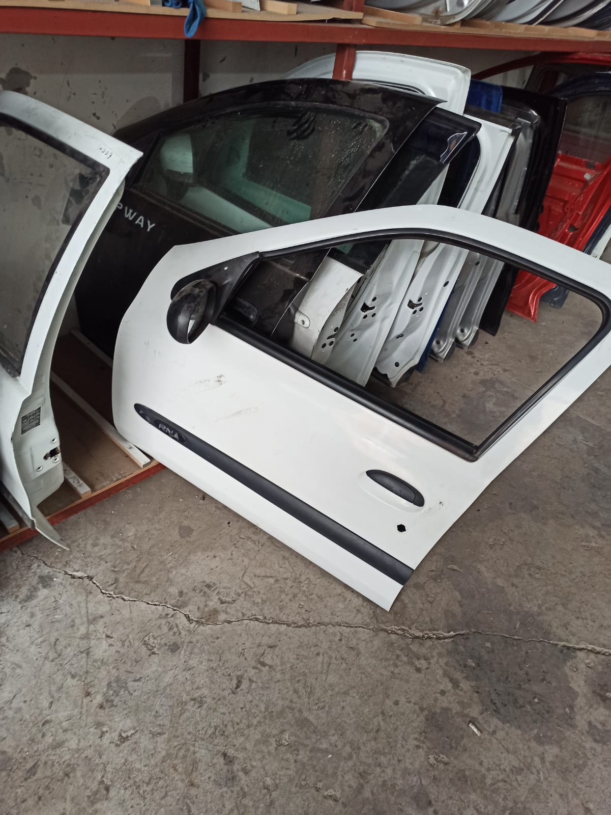 Renault clio çıkma sökme sol ön kapı Renault clio çıkma sökme sol ön kapı