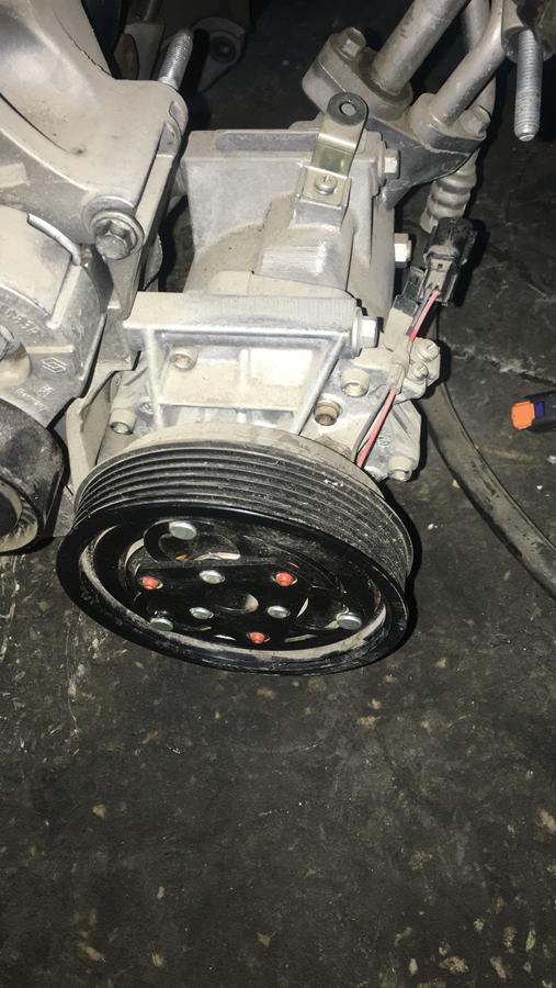 Renault fluence çıkma sökme orjinal klima kompresörü Renault fluence çıkma sökme orjinal klima kompresörü