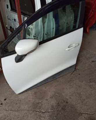 Renault clio 4 hatchback beyaz renk çıkma sol ön kapı