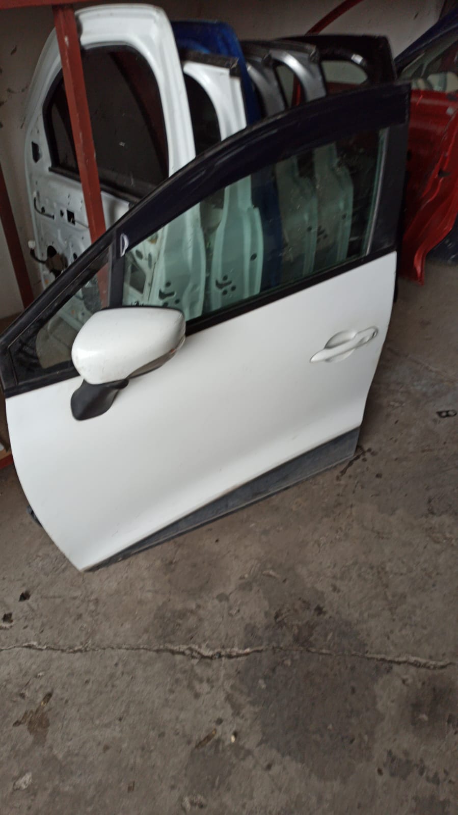 Renault clio 4 hatchback beyaz renk çıkma sol ön kapı Renault clio 4 hatchback beyaz renk çıkma sol ön kapı