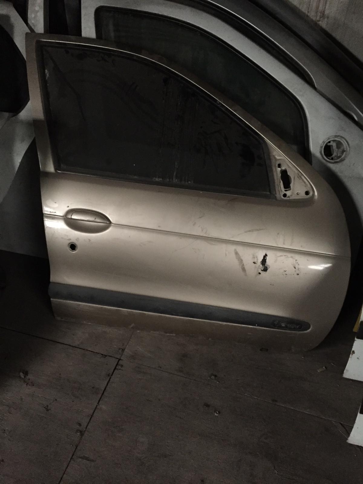 Renault megane 1 çıkma sağ ön kapı Renault megane 1 çıkma sağ ön kapı