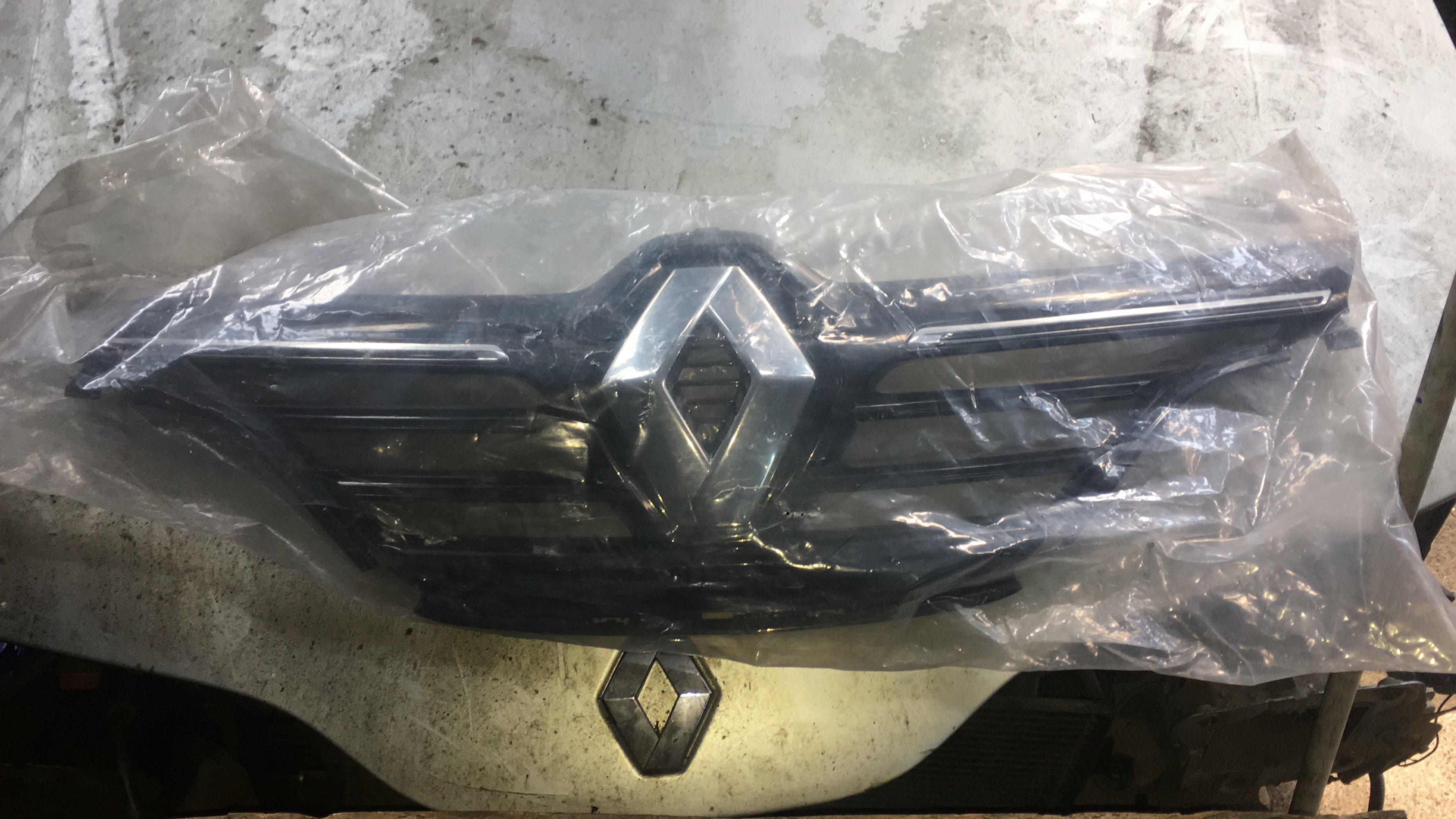 Renault megane 4 çıkma orjinal ön panjur Renault megane 4 çıkma orjinal ön panjur