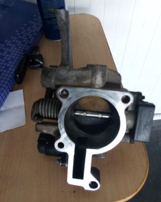 Renault clio symbol 1.6 çıkma gaz kelebek boğazı
