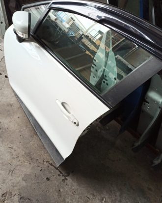 Renault clio 4 çıkma hatasız beyaz renk sol ön kapı