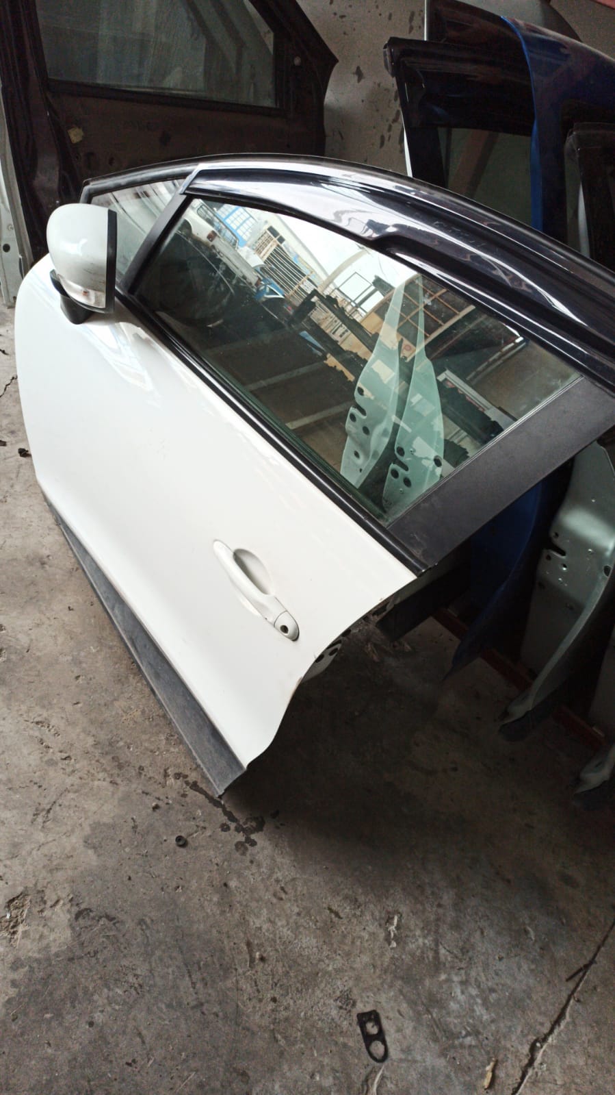 Renault clio 4 çıkma hatasız beyaz renk sol ön kapı Renault clio 4 çıkma hatasız beyaz renk sol ön kapı