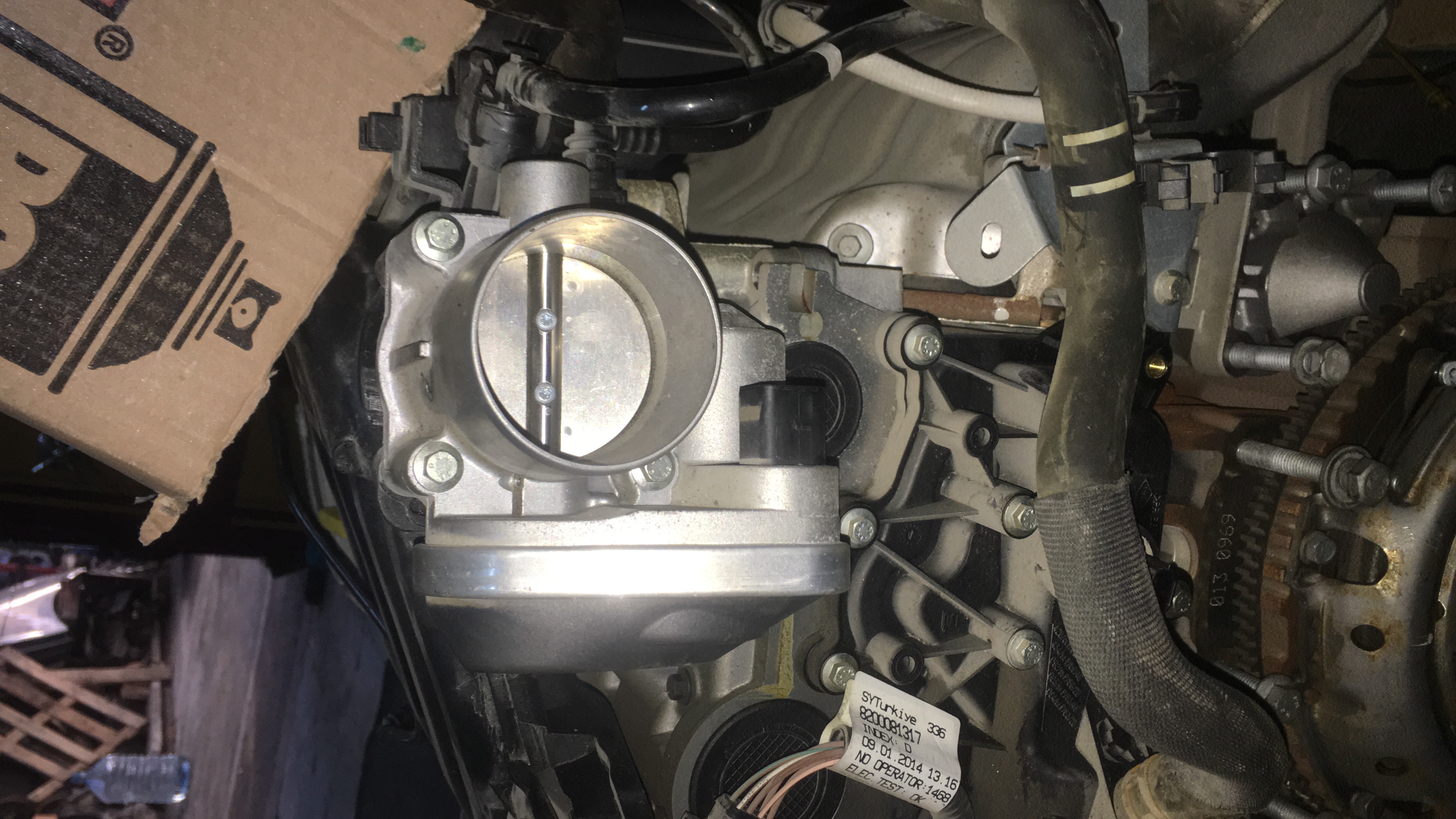 Renault megane 1.6 benzinli çıkma orjinal kelebek boğazı Renault megane 1.6 benzinli çıkma orjinal kelebek boğazı