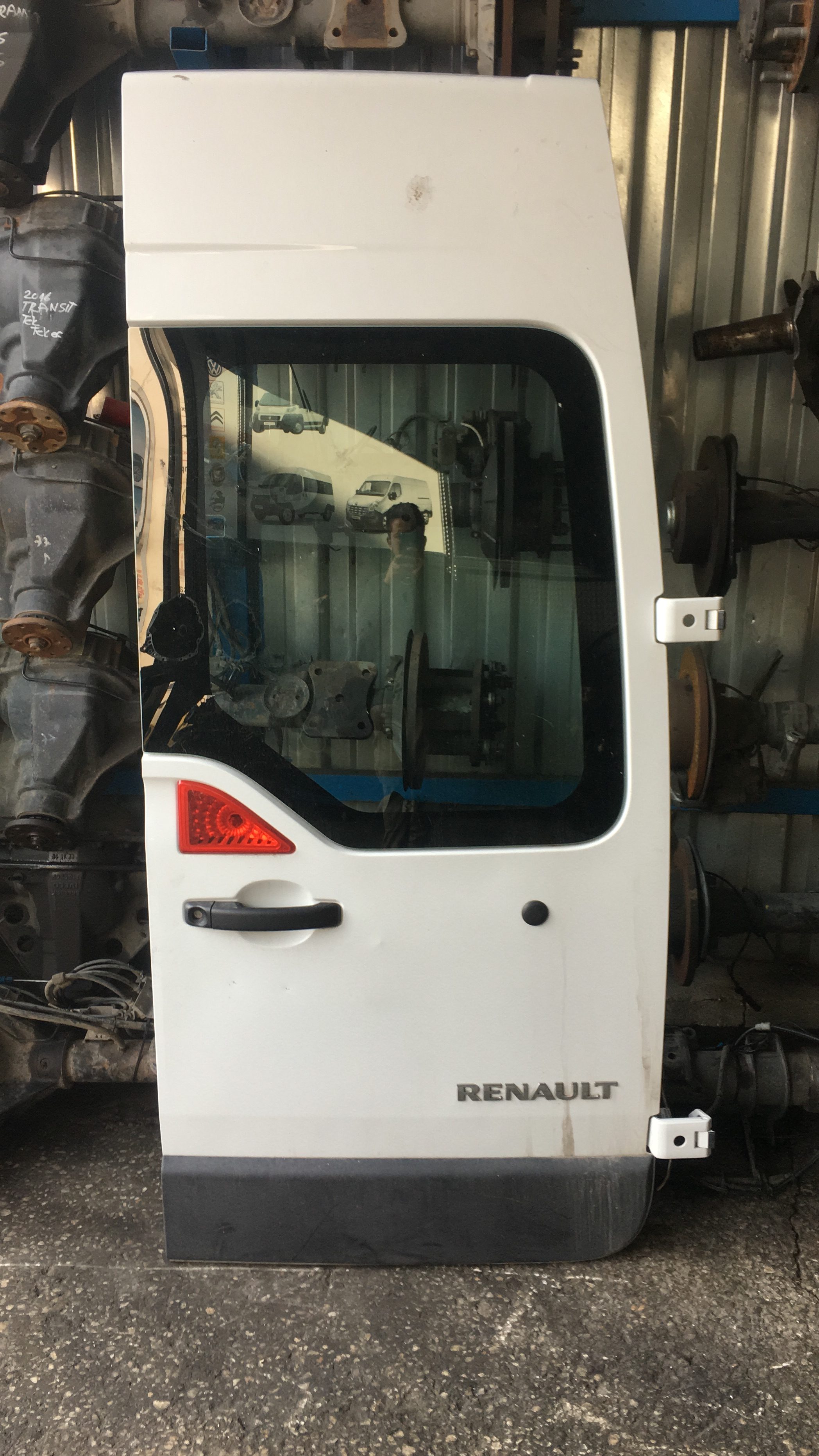 Renault master 3-4 çıkma hatasız beyaz renk bagaj kapağı Renault master 3-4 çıkma hatasız beyaz renk bagaj kapağı