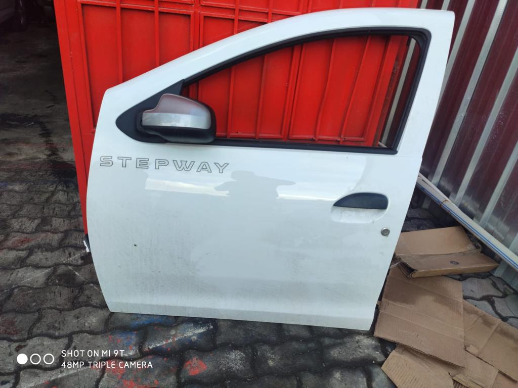 Dacıa sandero çıkma hatasız sol ön kapı Dacıa sandero çıkma hatasız sol ön kapı