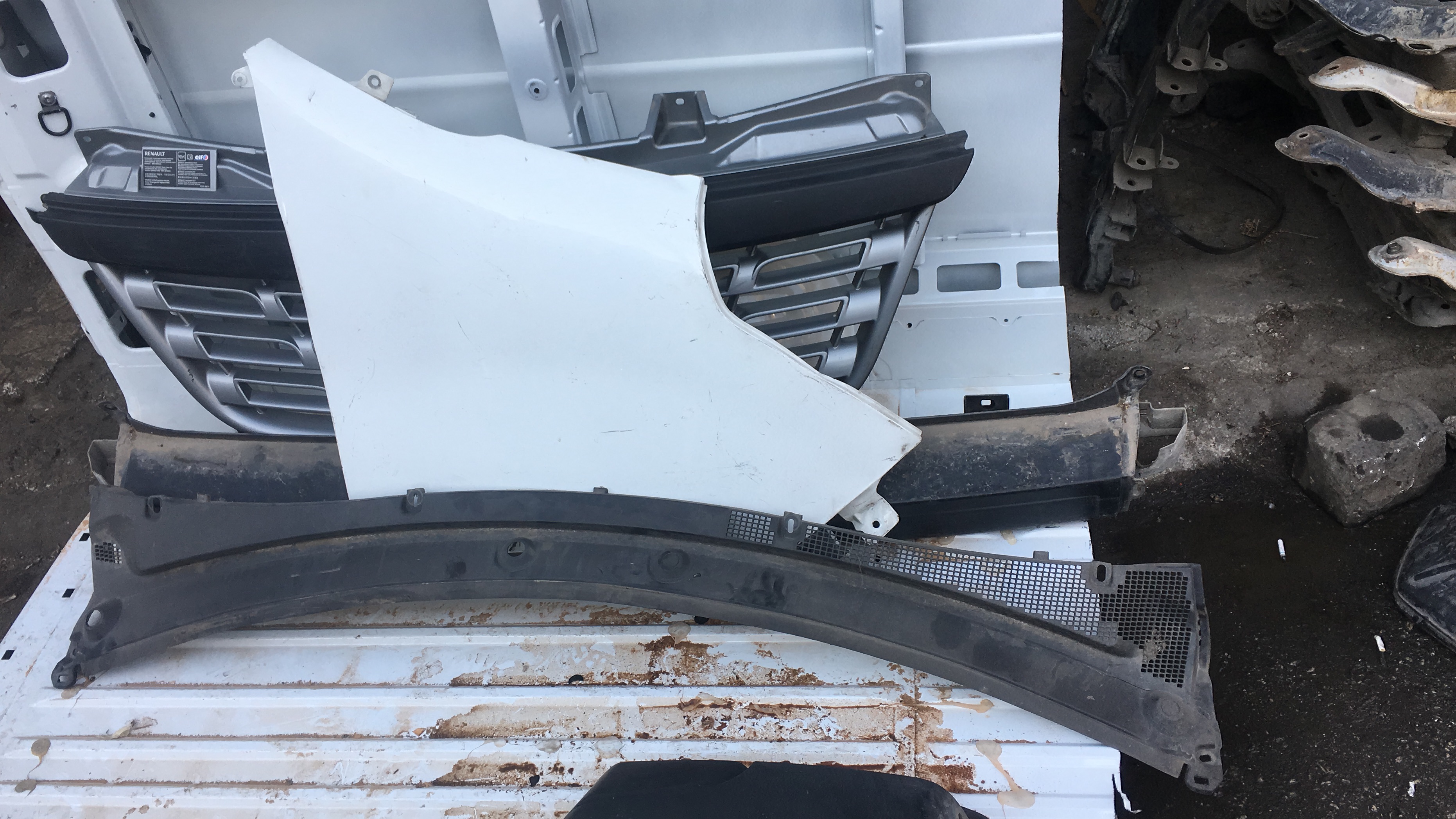 Renault master 3 çıkma sağ ön çamurluk Renault master 3 çıkma sağ ön çamurluk