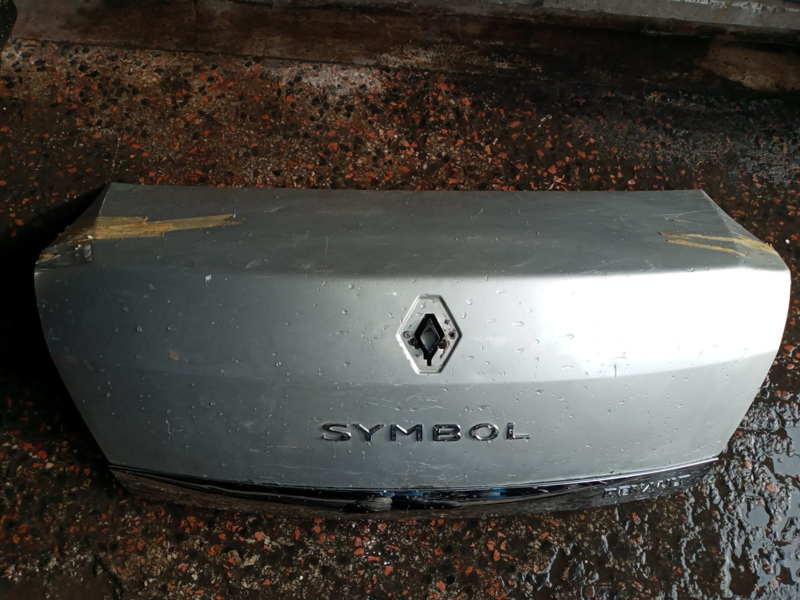 Renault symbol talya kasa çıkma orjinal bagaj kapağı Renault symbol talya kasa çıkma orjinal bagaj kapağı