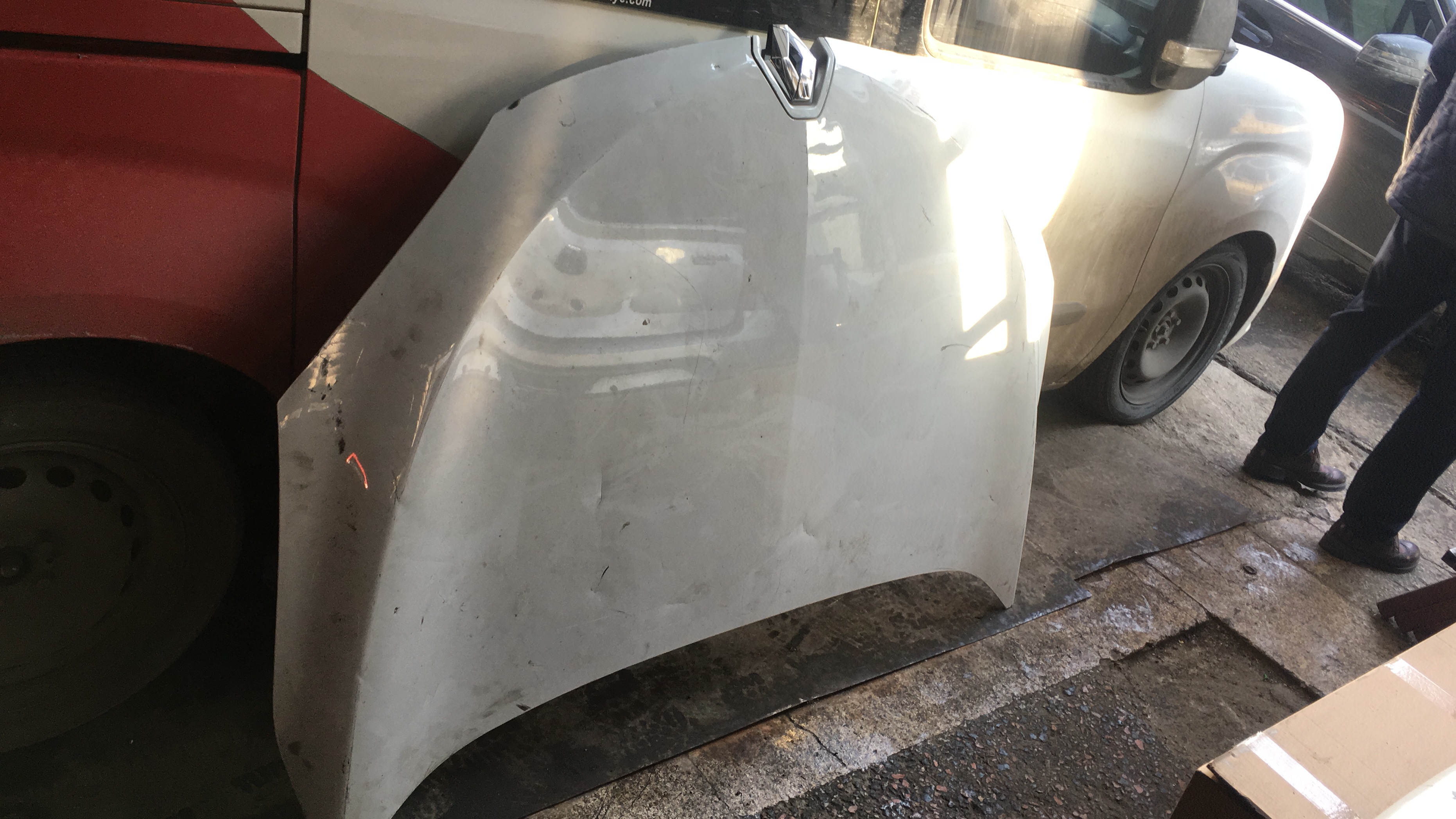 Renault megane 3 çıkma hatasız beyaz renk kaput Renault megane 3 çıkma hatasız beyaz renk kaput