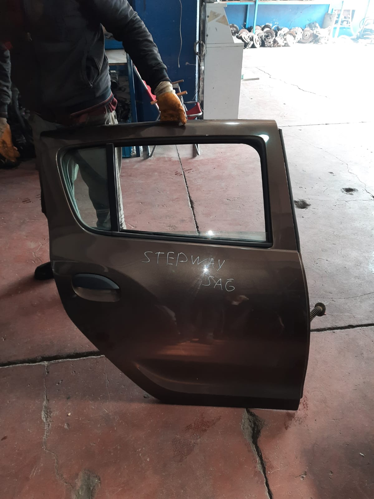 Dacıa sandero stepway çıkma orjinal hatasız sağ arka kapı Dacıa sandero stepway çıkma orjinal hatasız sağ arka kapı