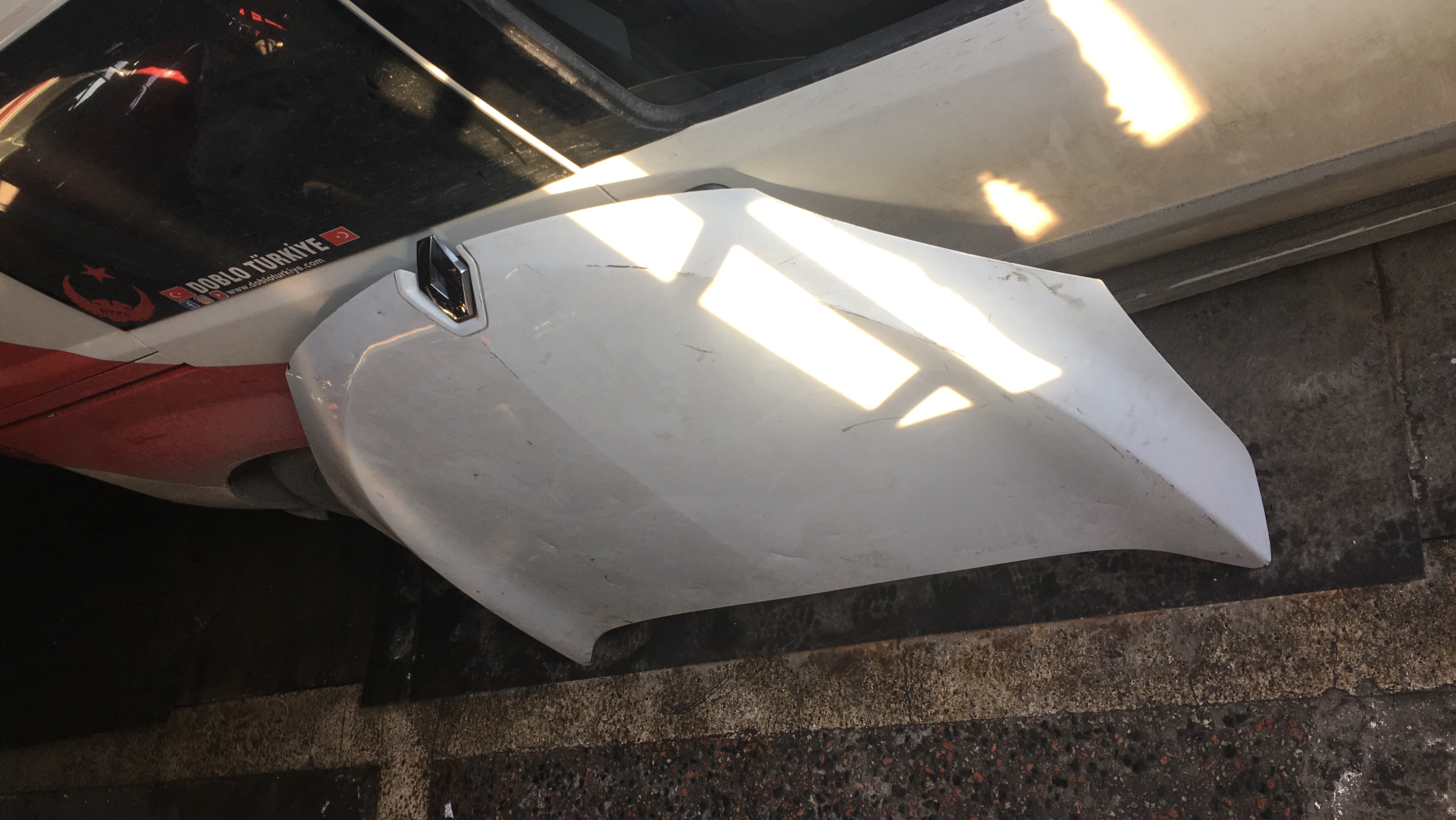 Renault megane 3 çıkma hatasız beyaz renk kaput Renault megane 3 çıkma hatasız beyaz renk kaput