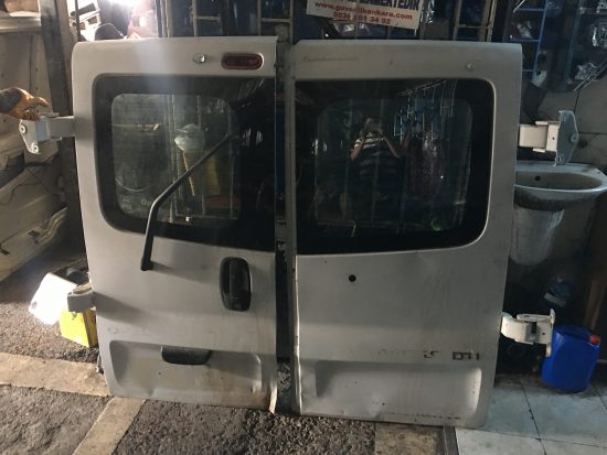 Renault trafic çıkma hatasız beyaz renk bagaj kapağı Renault trafic çıkma hatasız beyaz renk bagaj kapağı