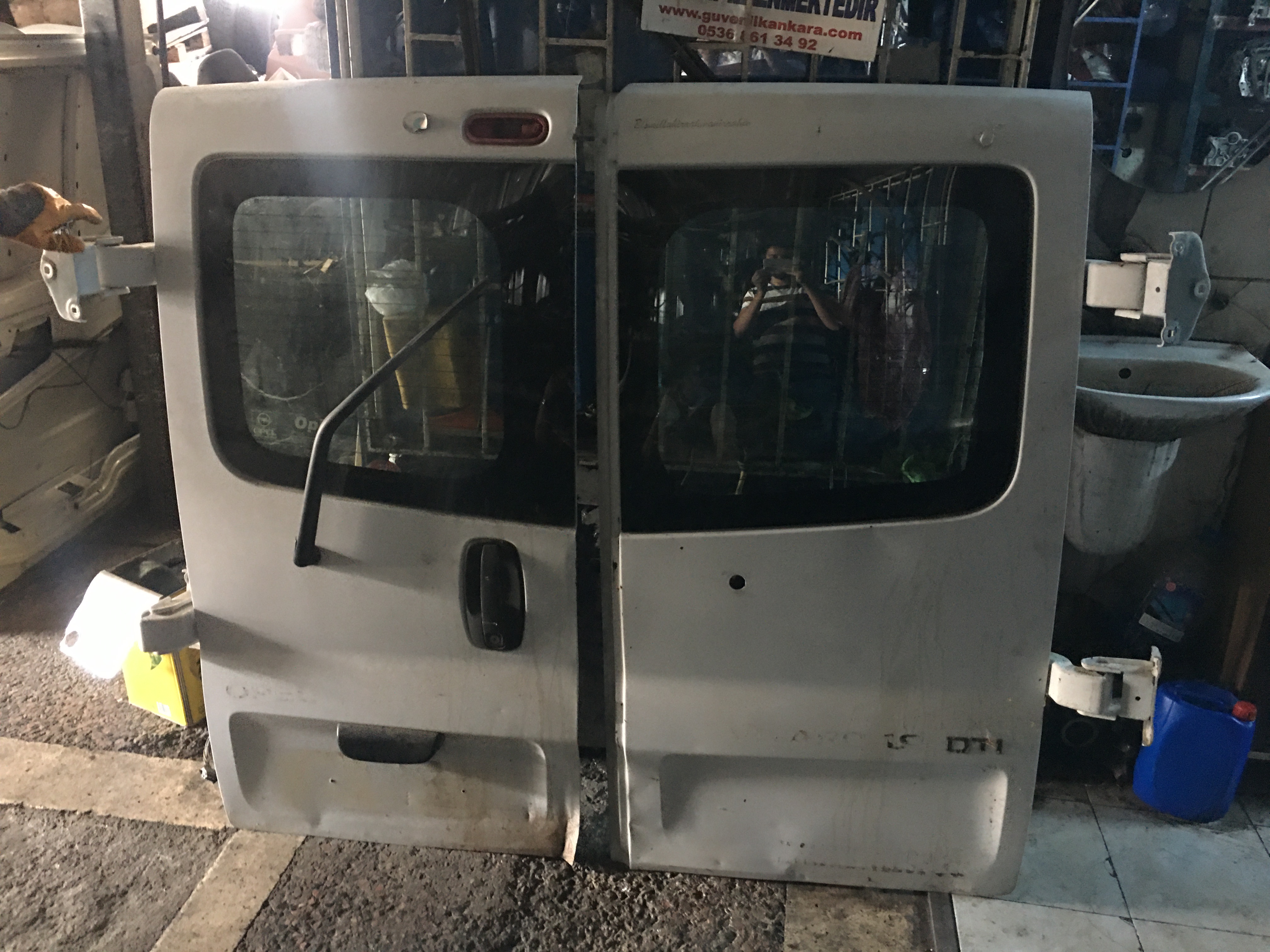 Renault trafic çıkma hatasız beyaz renk bagaj kapağı Renault trafic çıkma hatasız beyaz renk bagaj kapağı