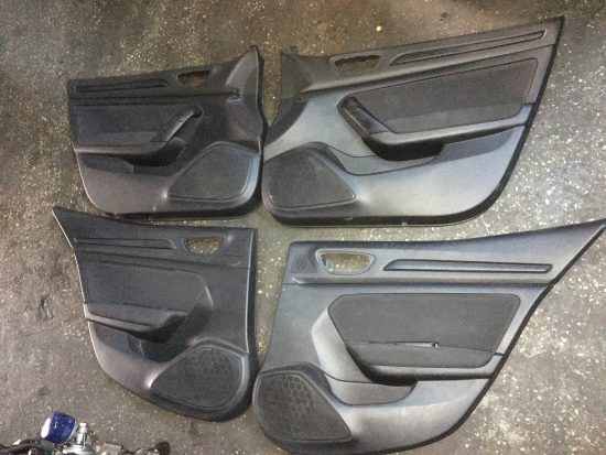 Renault megane 4 çıkma orjinal kapı döşemesi takımı Renault megane 4 çıkma orjinal kapı döşemesi takımı
