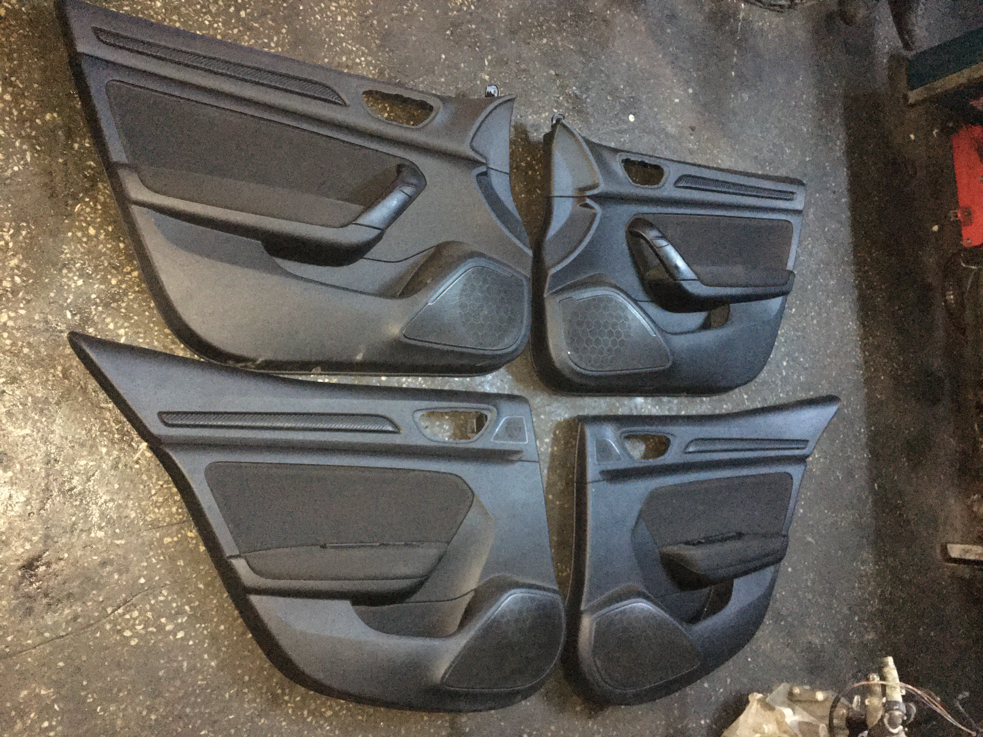 Renault megane 4 çıkma orjinal kapı döşemesi takımı Renault megane 4 çıkma orjinal kapı döşemesi takımı
