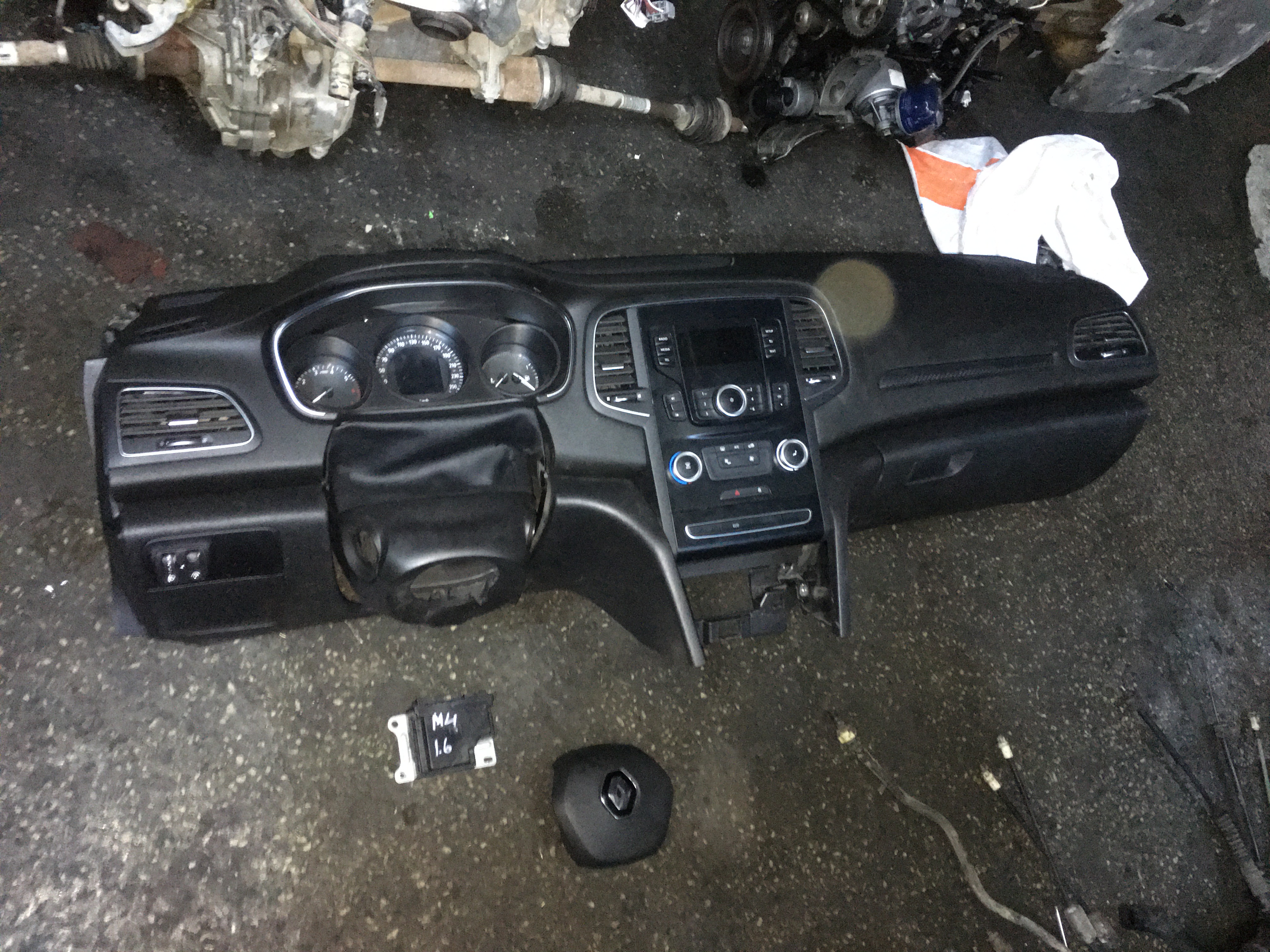 Renault megane 4 çıkma orjinal göğüs torpido airbag takımı Renault megane 4 çıkma orjinal göğüs torpido airbag takımı