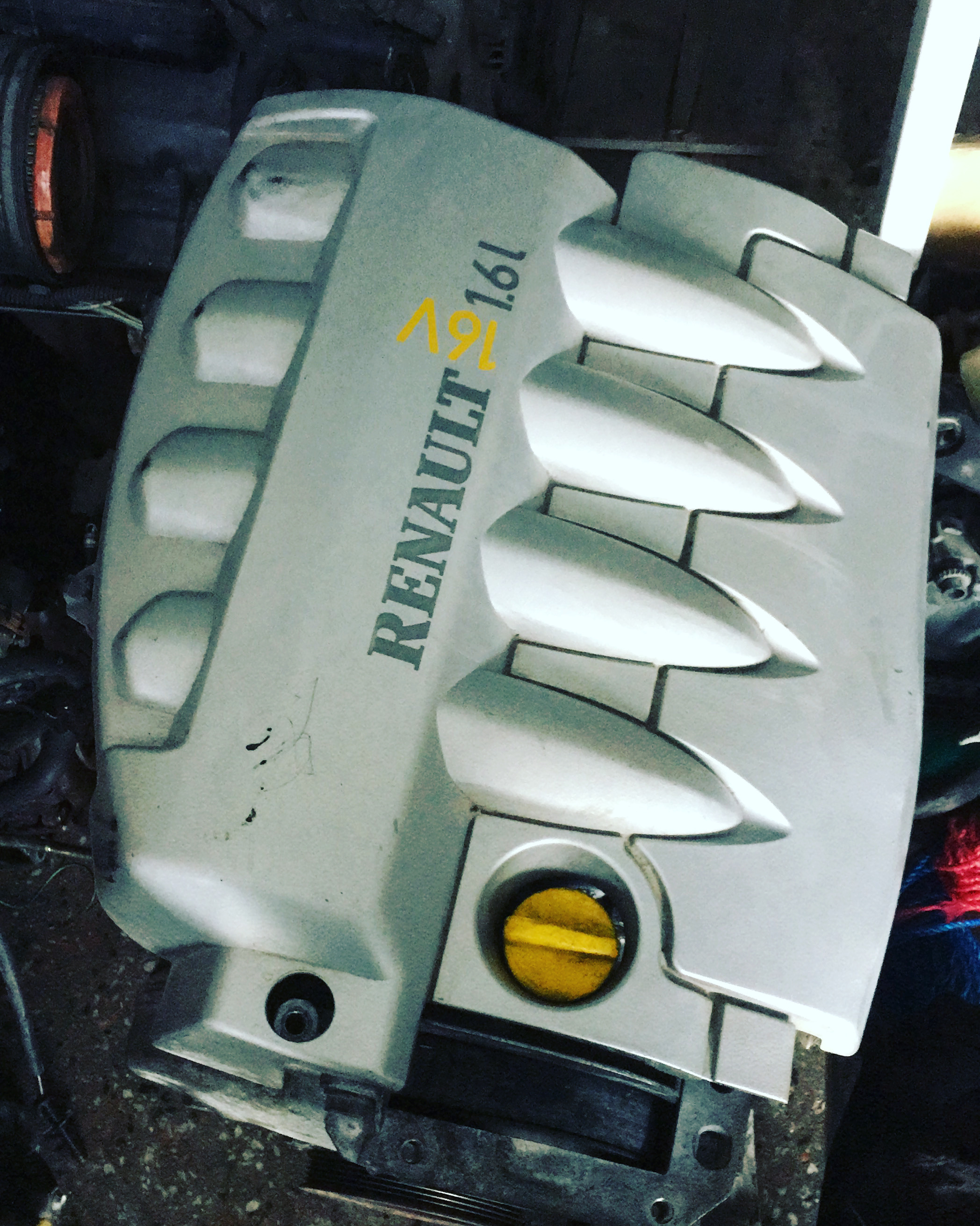 Renault megane 2 1.6 16V çıkma orjinal motor üst kapağı Renault megane 2 1.6 16V çıkma orjinal motor üst kapağı