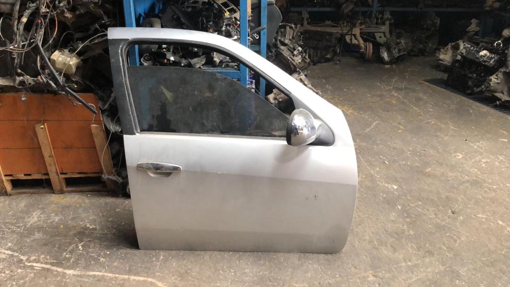 Renault symbol talya çıkma orjinal sağ ön kapı Renault symbol talya çıkma orjinal sağ ön kapı