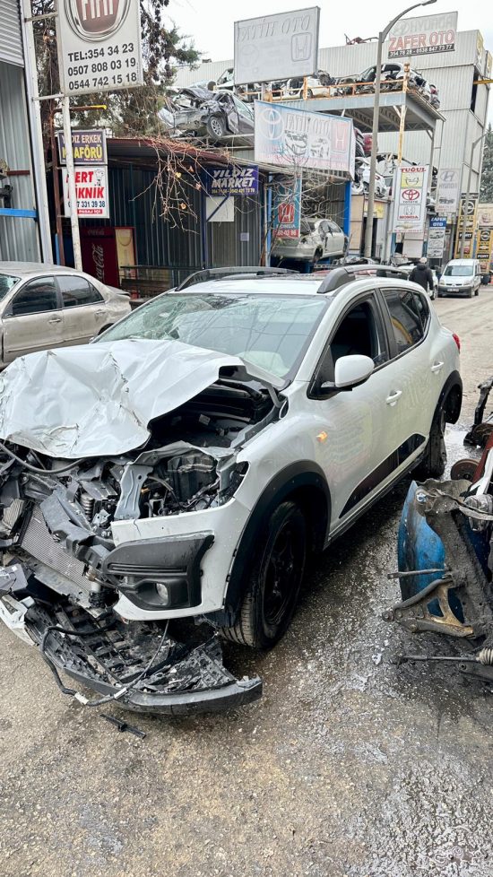 Dacıa sandero stepway dolu sol ön ve arka kapı