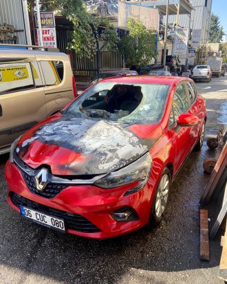 Renault clio 5 hatasız kırmızı sol ön kapı