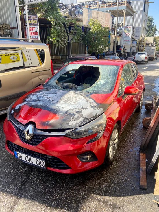 Renault clio 5 hatasız kırmızı sol ön kapı